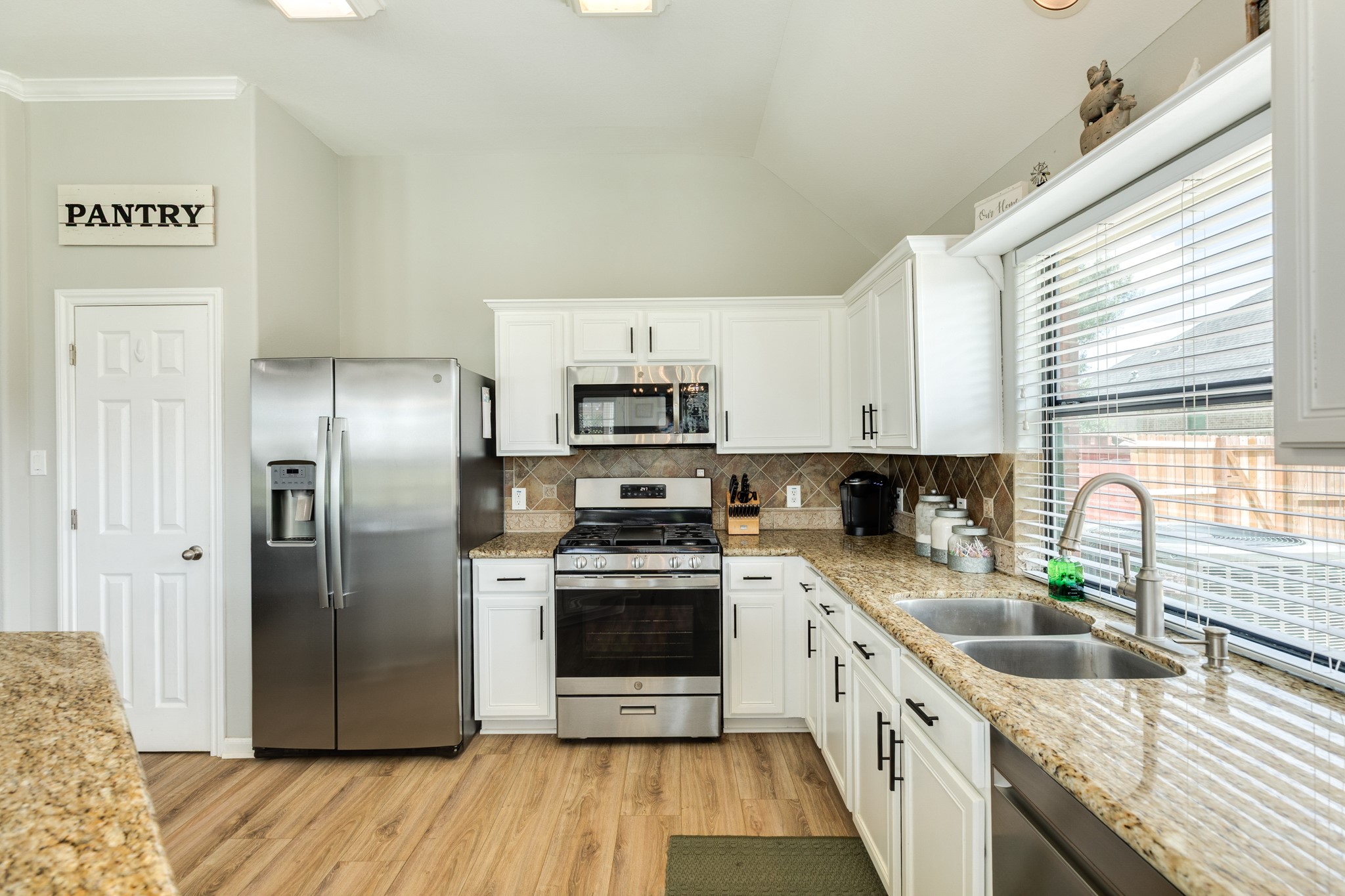 1503 Lakeland Circle Rosharon, TX 77583 - Photo 14 of 36