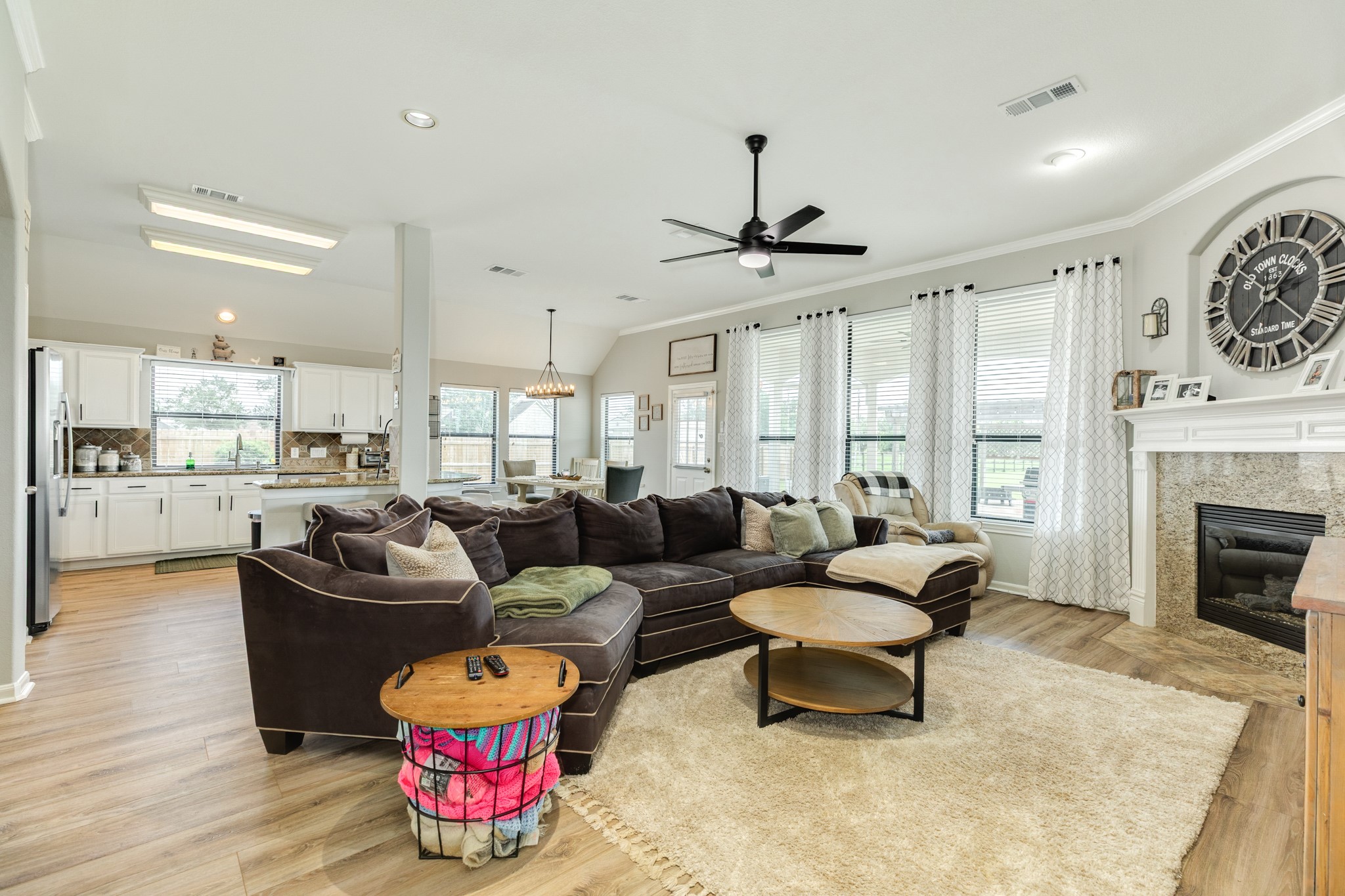 1503 Lakeland Circle Rosharon, TX 77583 - Photo 6 of 36