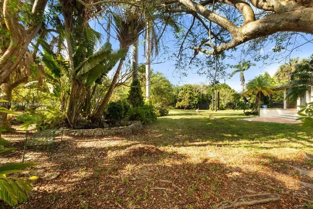 a view of a house with backyard and garden