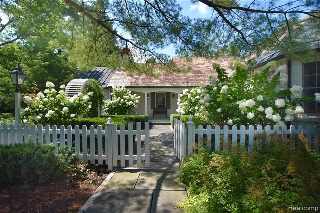 32135 Bingham Road Bingham Farms, MI 48025 - Photo 4 of 47