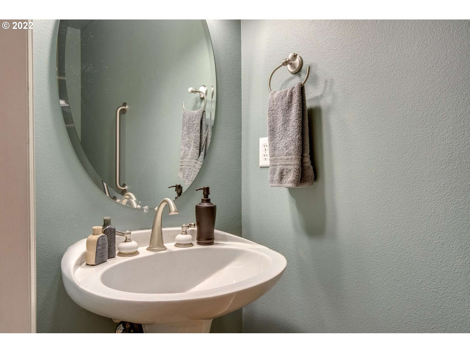 17496 Southwest 105th Avenue Tualatin, OR 97062 - Photo 16 of 28 a bathroom with a sink and mirror
