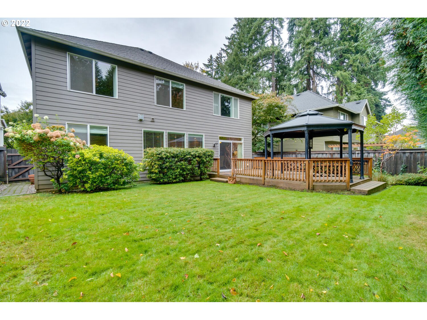 17496 Southwest 105th Avenue Tualatin, OR 97062 - Photo 26 of 28 a front view of a house with a garden