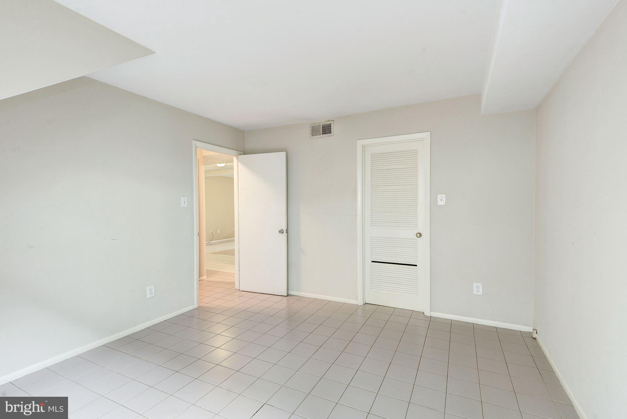 11324 Links Court Reston, VA 20190 - Photo 22 of 29 5th Over-Sized Bedroom