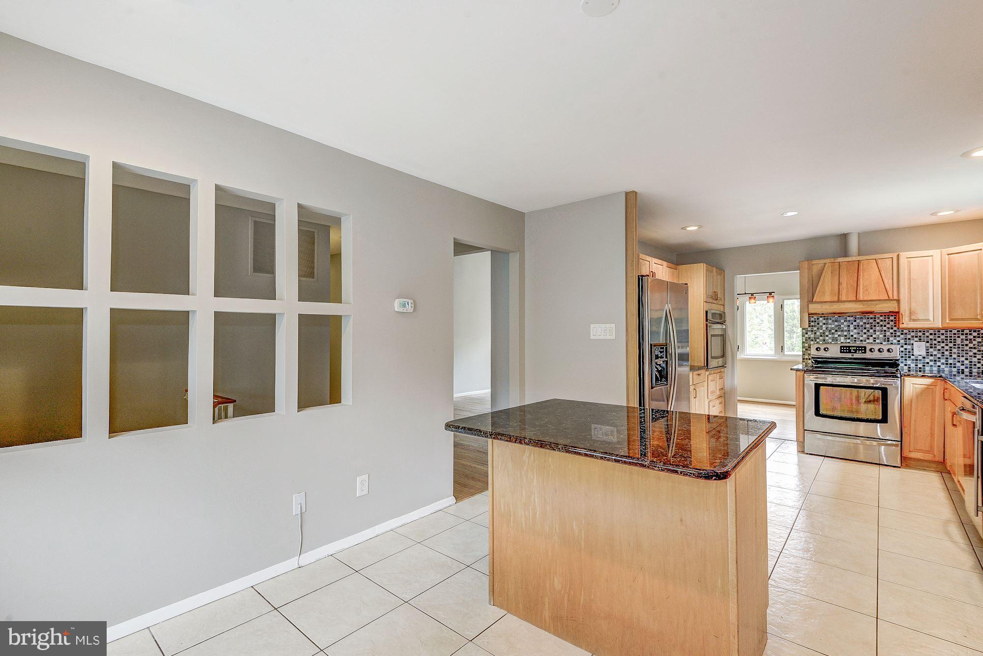 11324 Links Court Reston, VA 20190 - Photo 8 of 29 Breakfast table area off Island