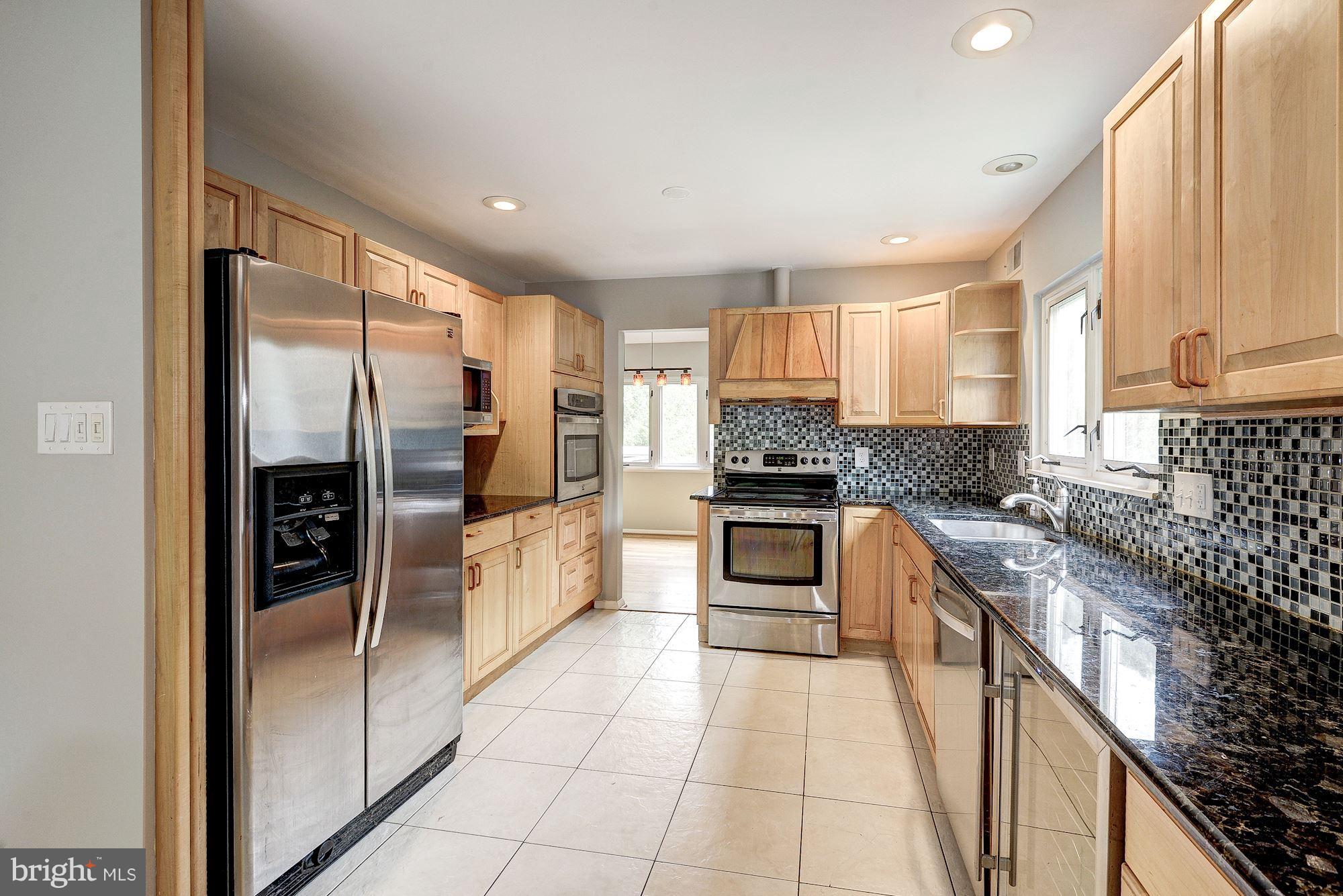 11324 Links Court Reston, VA 20190 - Photo 9 of 29 A Chef's Dream Kitchen!