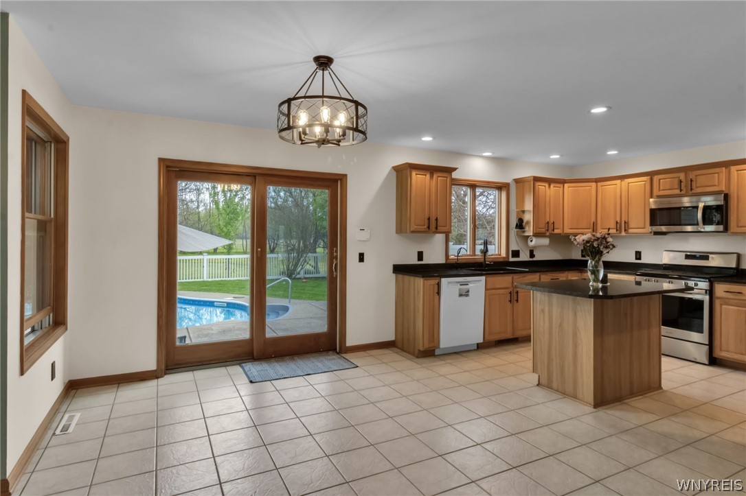 5435 Mapleton Road Lockport, NY 14094 - Photo 9 of 37
