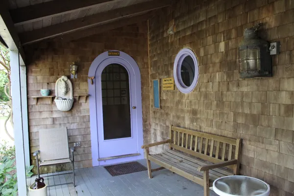 a view of entryway with a bathroom