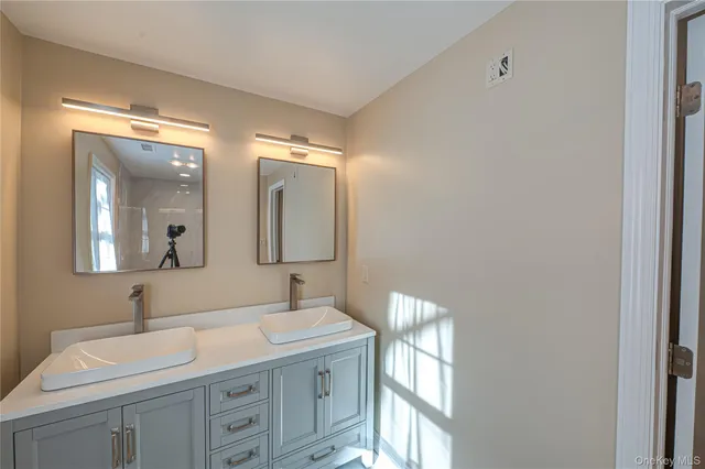 $689,000 | 335 Landing Avenue, Smithtown, NY 11787