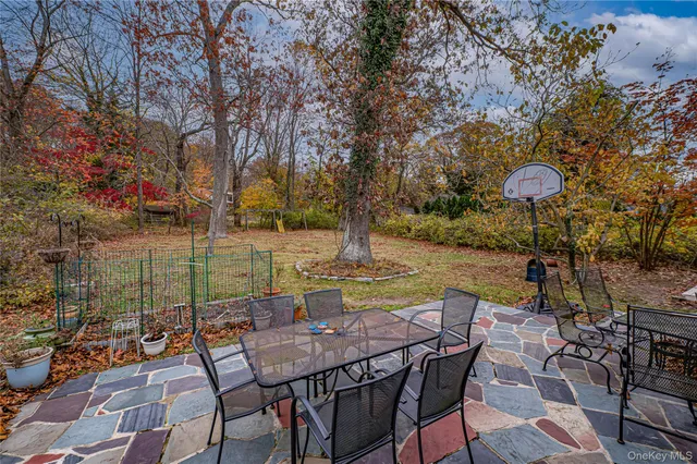 $689,000 | 335 Landing Avenue, Smithtown, NY 11787