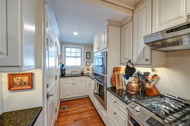 $689,000 | 335 Landing Avenue, Smithtown, NY 11787