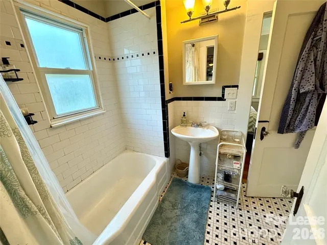 $2,800 | 2217 Commonwealth Avenue, Charlotte, NC 28205