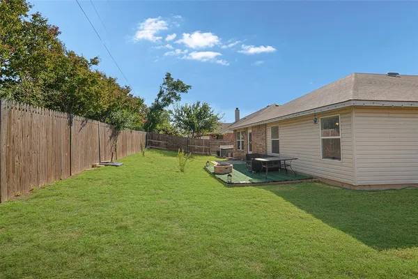 a view of a house with backyard and porch