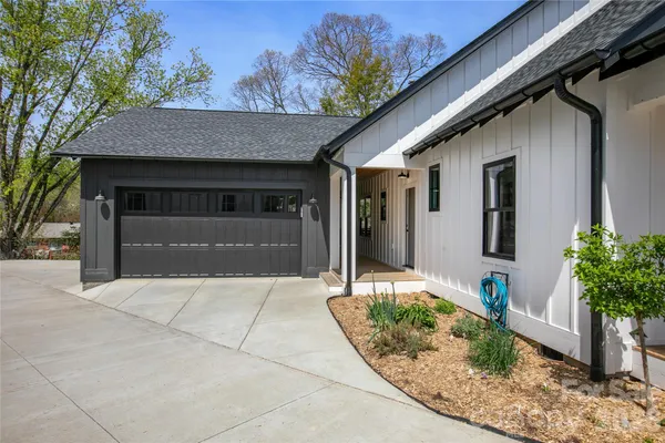 $899,000 | 71 Hidden Pond Lane, Brevard, NC 28712