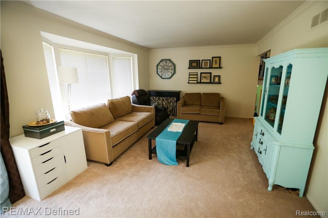 2108 Cumberland Road Rochester, MI 48307 - Photo 3 of 20 Bright entry level living room