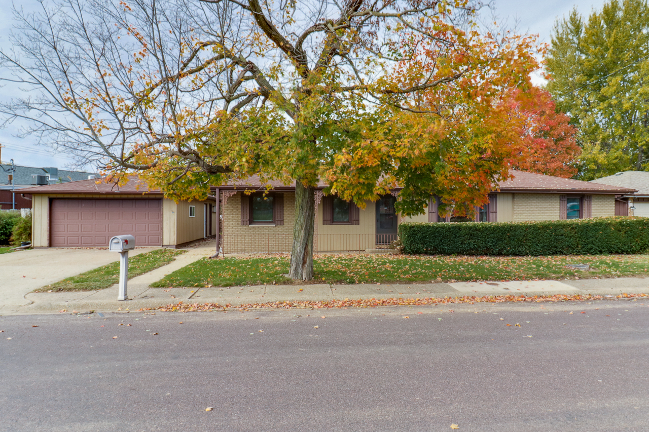 105 Reservoir Road Pekin, IL 61554 - Photo 2 of 33 Gallery Image 2
