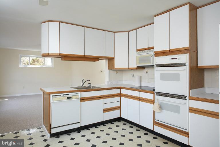 12821 Dean Road Silver Spring, MD 20906 - Photo 3 of 11 Kitchen
