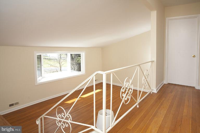 12821 Dean Road Silver Spring, MD 20906 - Photo 4 of 11 Living Room