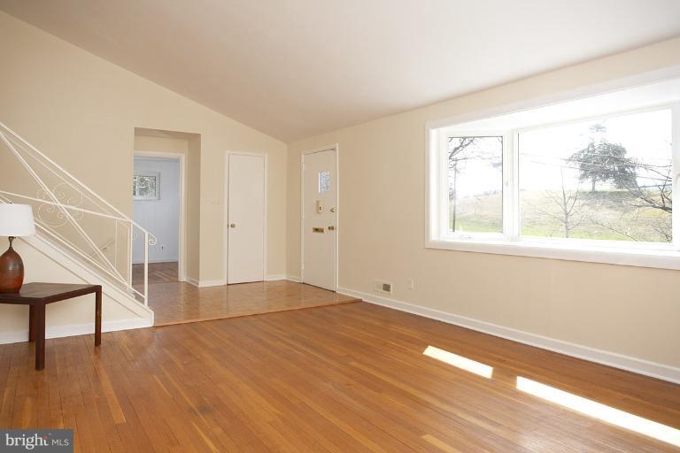 12821 Dean Road Silver Spring, MD 20906 - Photo 5 of 11 Living Room