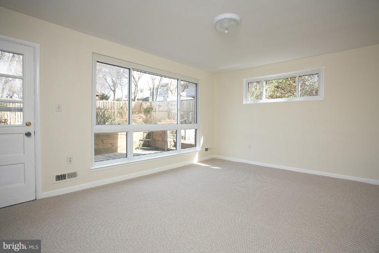 12821 Dean Road Silver Spring, MD 20906 - Photo 6 of 11 Dining Room