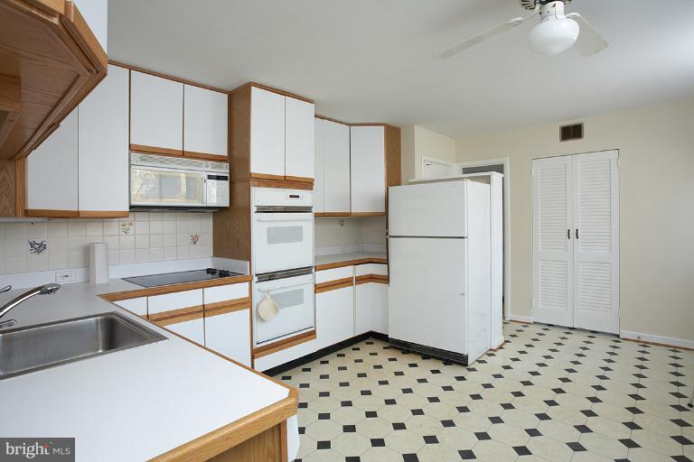 12821 Dean Road Silver Spring, MD 20906 - Photo 9 of 11 Kitchen