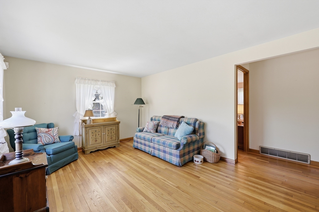 240 Pasco Road Springfield, MA 01151 - Photo 5 of 13