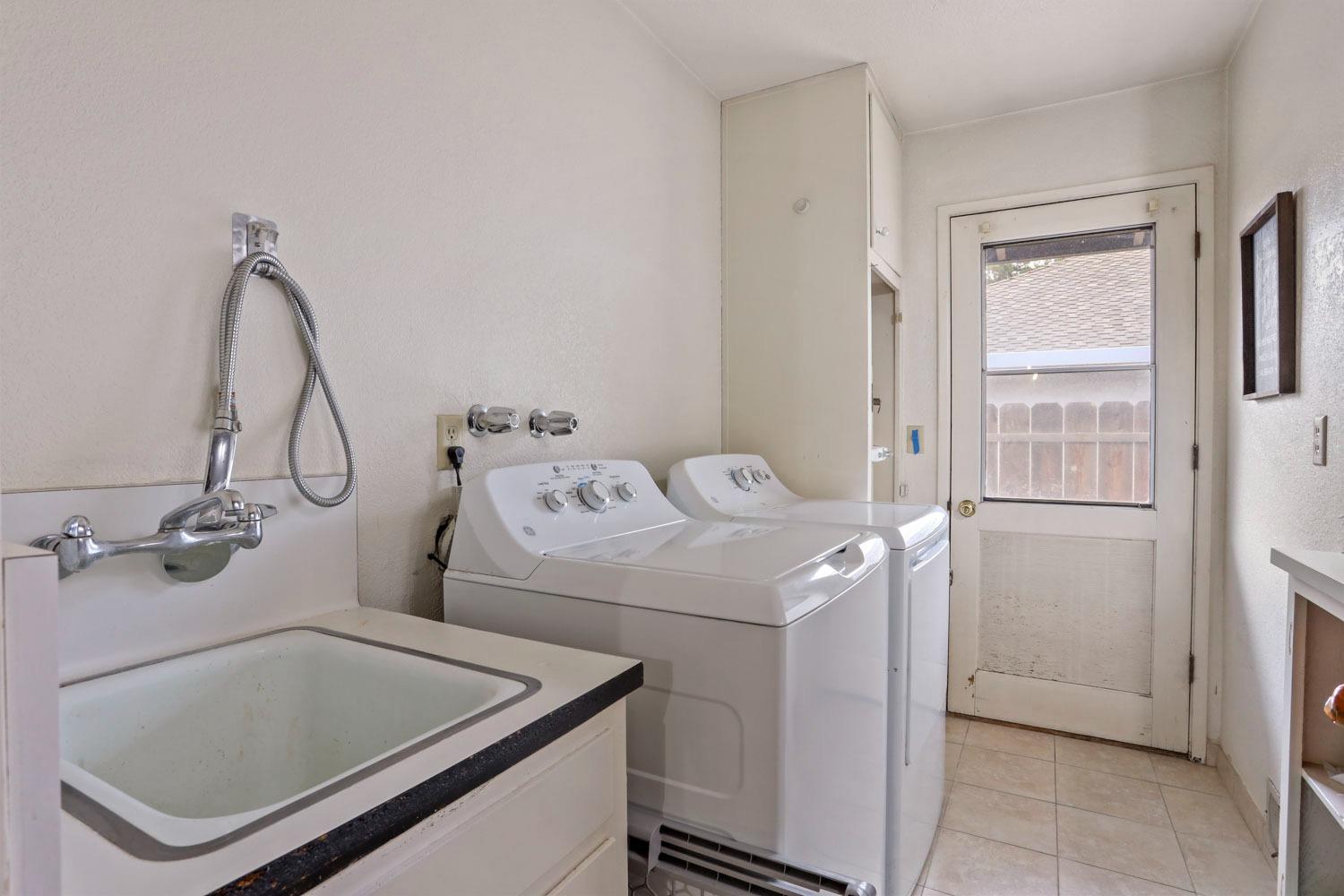 1631 North Johnson Road Turlock, CA 95382 - Photo 29 of 38 a utility room with dryer and washer