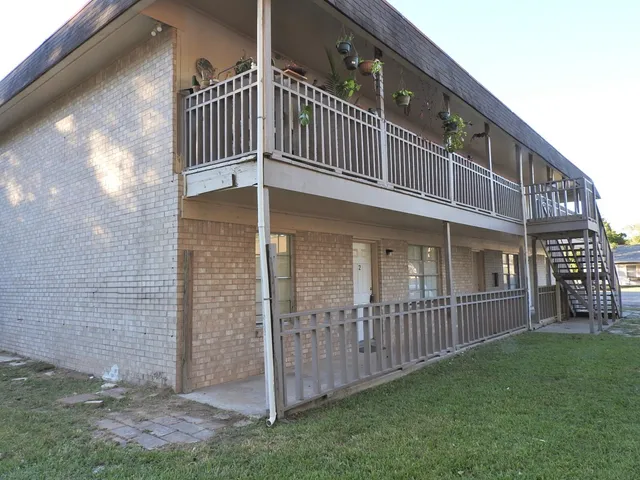 a view of a house with backyard and porch