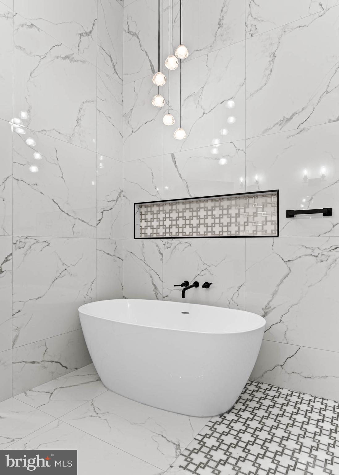 149 Timothy Circle Wayne, PA 19087 - Photo 22 of 37 Soaking tub.