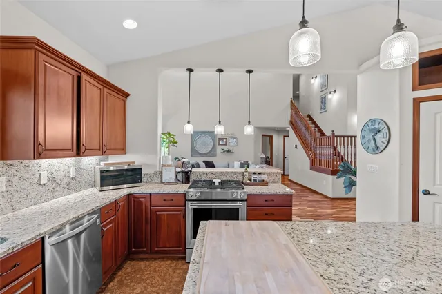 $899,900 | 19838 Bear View Lane Southwest, Rochester, WA 98579