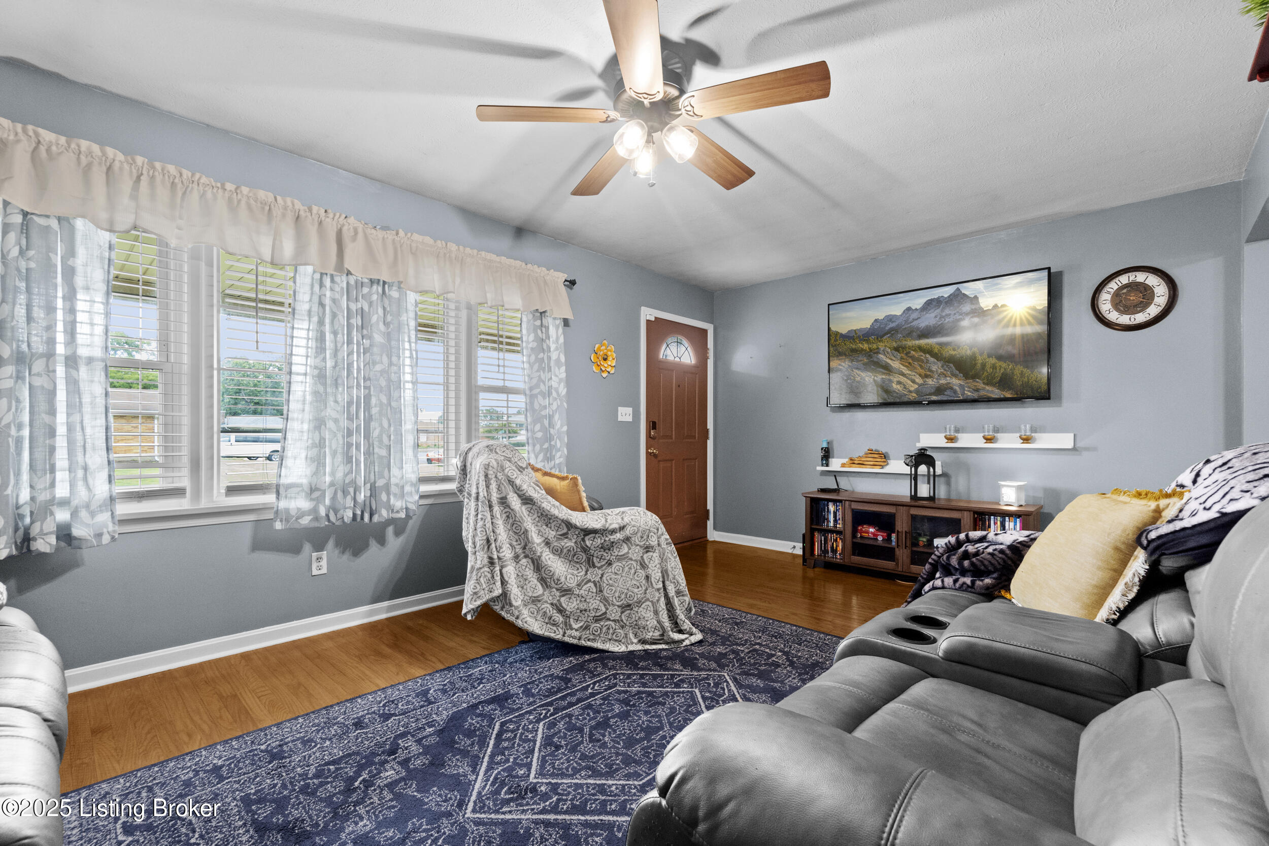718 Palatka Road Louisville, KY 40214 - Photo 2 of 34 MASSIVE LIVING ROOM