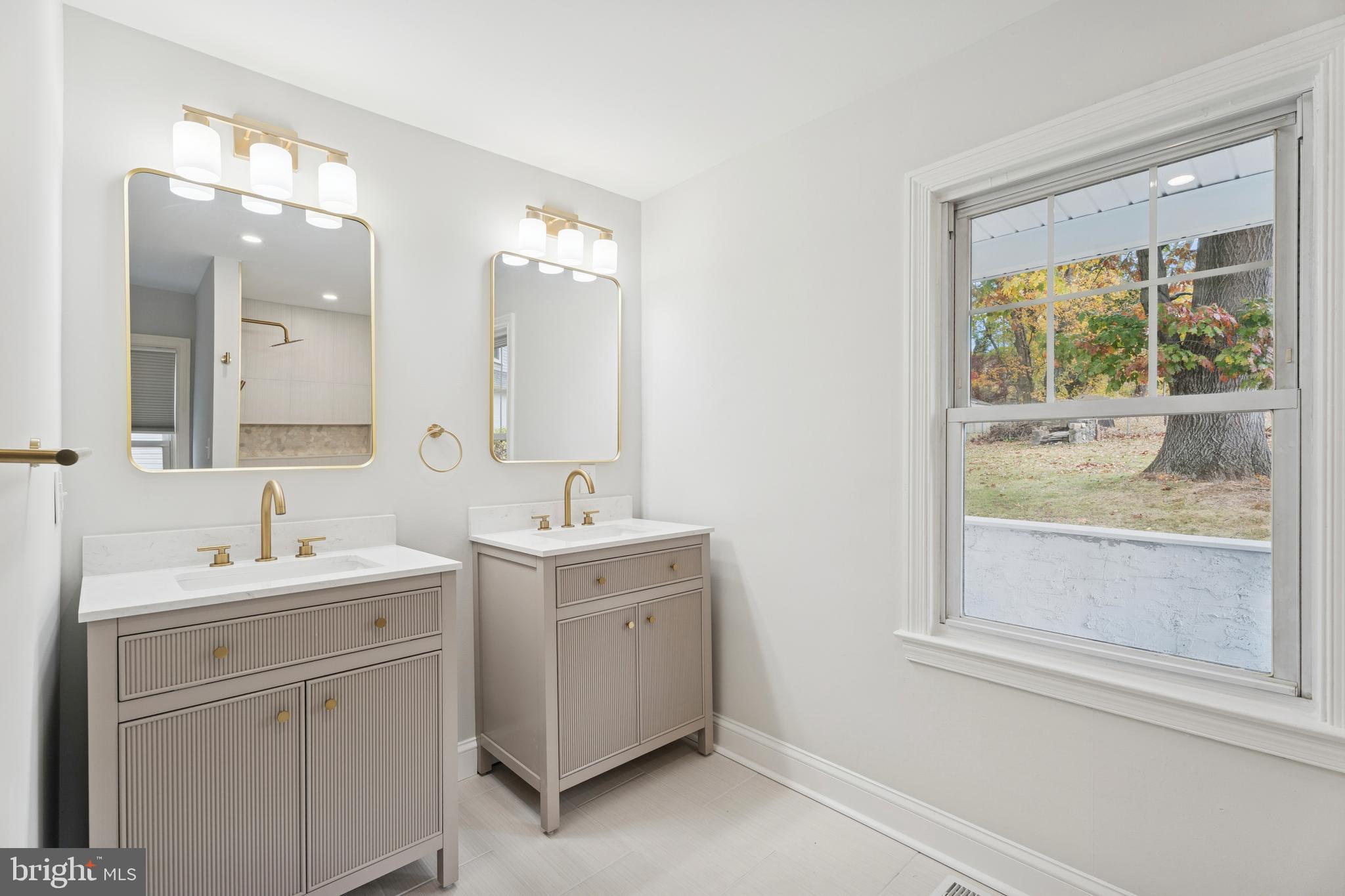 505 Glendale Road Havertown, PA 19083 - Photo 25 of 34 Jack & Jill bath