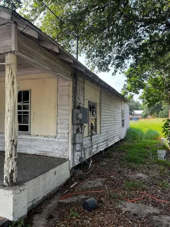 a view of a small house with a yard