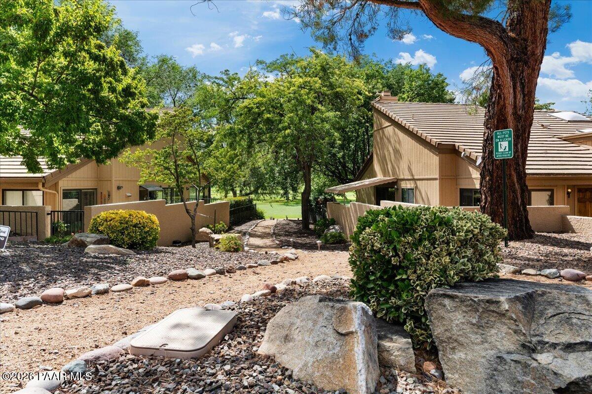 2180 Resort Way South, Unit A7 Prescott, AZ 86301 - Photo 20 of 27 a backyard of a house with lots of green space