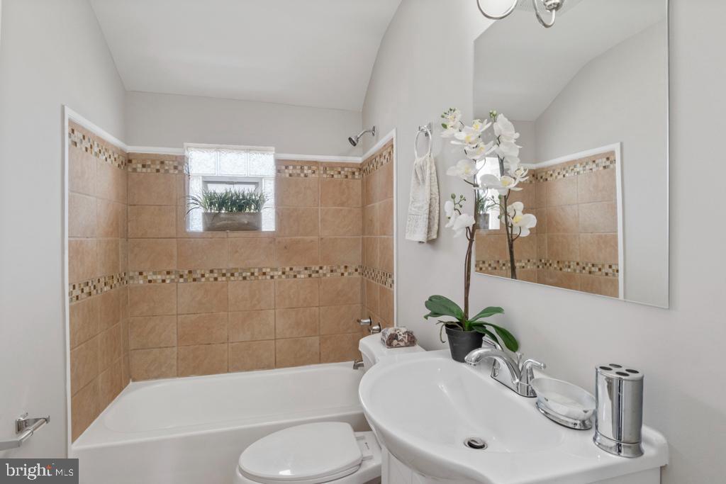 444 Torner Road Essex, MD 21221 - Photo 6 of 23 Bath 1
