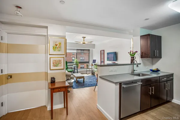 $3,900 | 535 West 52nd Street, Unit 6E | Hell's Kitchen