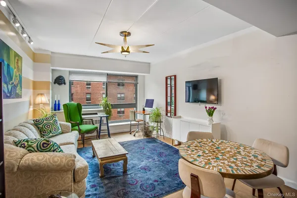$3,900 | 535 West 52nd Street, Unit 6E | Hell's Kitchen