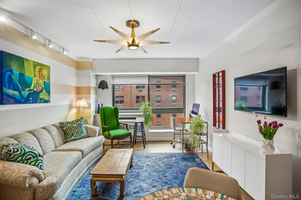 $3,900 | 535 West 52nd Street, Unit 6E | Hell's Kitchen