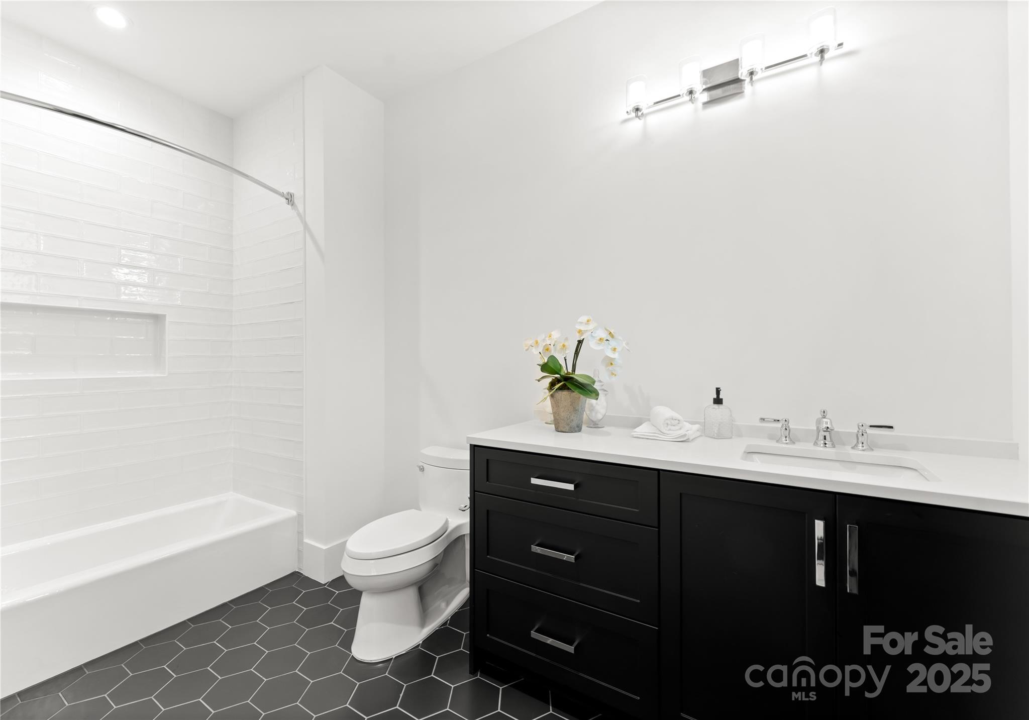 130 Cherokee Road, Unit 304 Charlotte, NC 28207 - Photo 27 of 31 Gallery Image 27