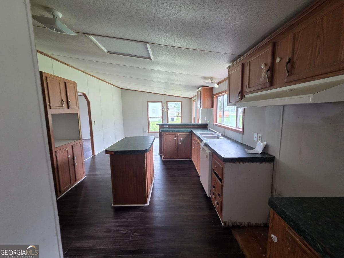 147 Barn Rd Circle Jesup, GA 31545 - Photo 3 of 9