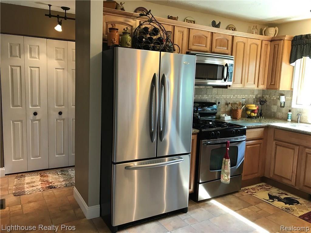 7150 Denton Hill Road Fenton, MI 48430 - Photo 5 of 47 Kitchen with stainless steel appliances