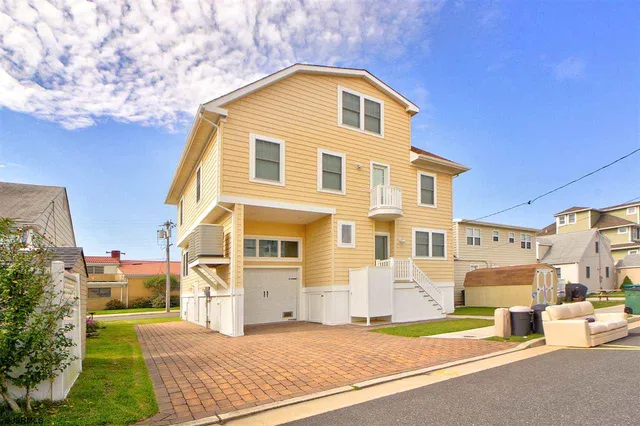 a view of a house with a yard