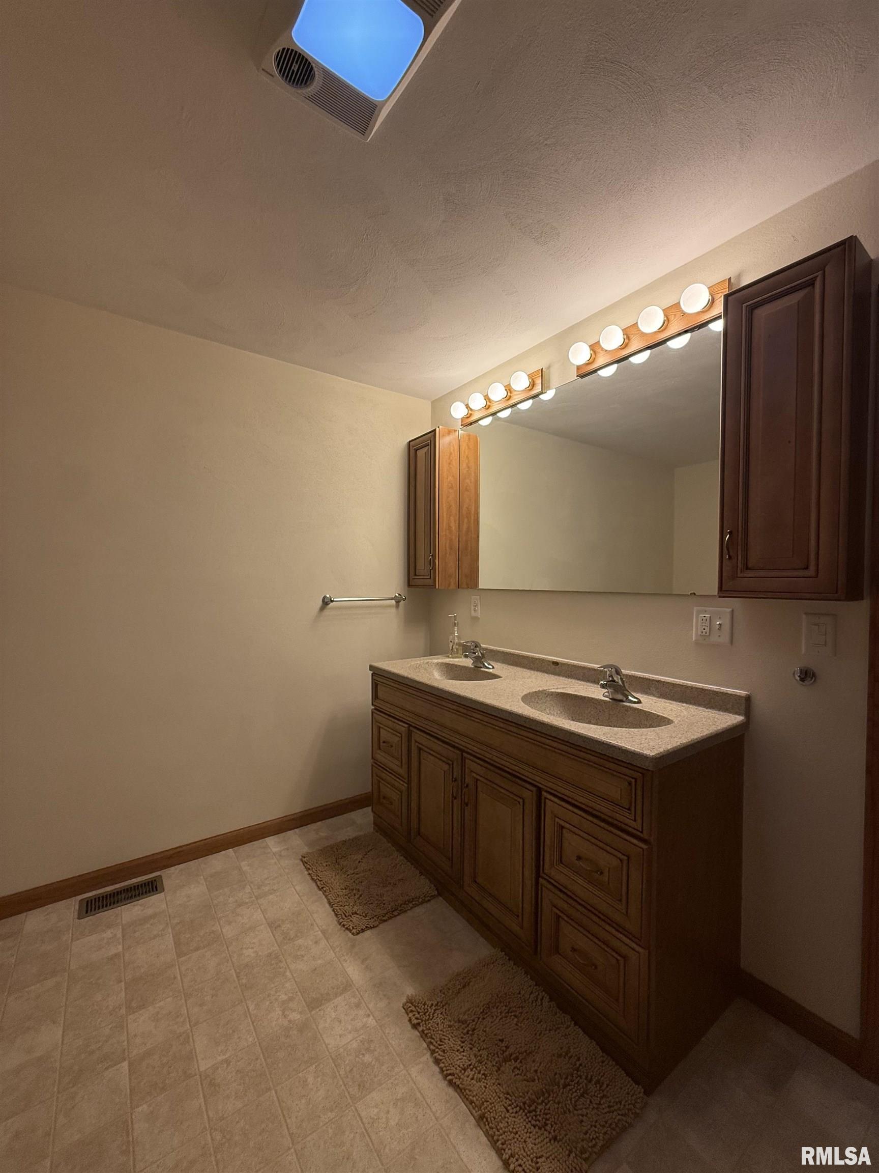 1205 South Main Street Lewistown, IL 61542 - Photo 21 of 34