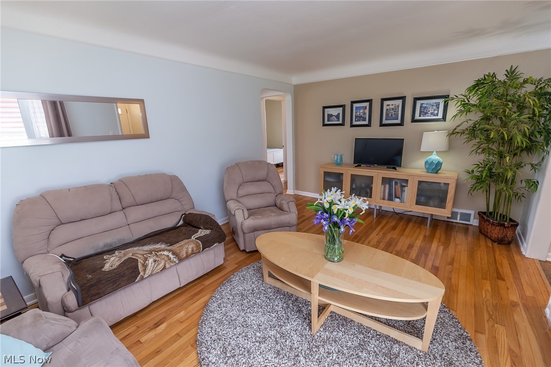 4069 Wilmington Road Cleveland, OH 44121 - Photo 5 of 24 Gallery Image 5