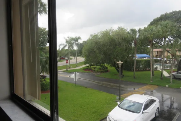 $2,400 | 193 Lakeview Drive, Unit 205, Weston, FL 33326