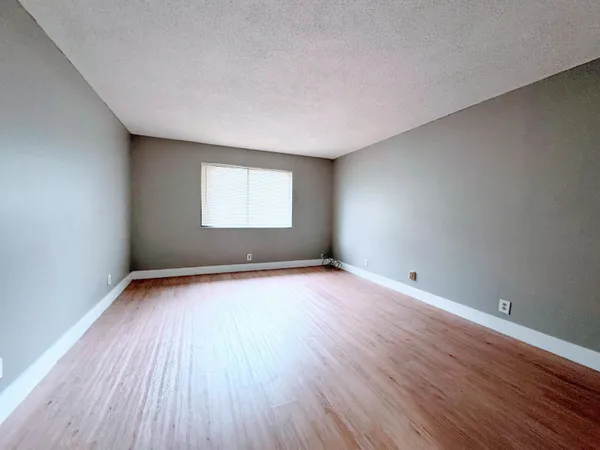 $2,400 | 193 Lakeview Drive, Unit 205, Weston, FL 33326