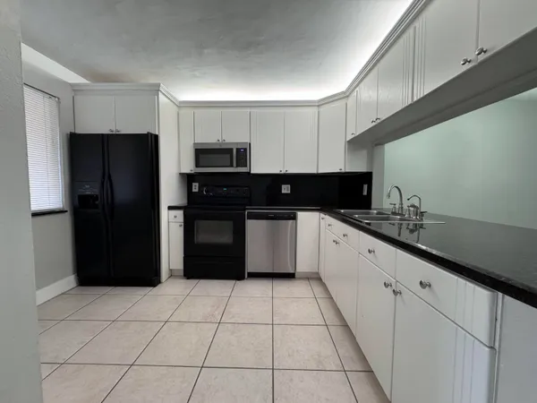 $2,400 | 193 Lakeview Drive, Unit 205, Weston, FL 33326