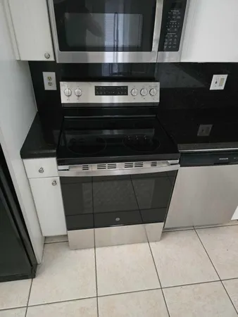 $2,400 | 193 Lakeview Drive, Unit 205, Weston, FL 33326