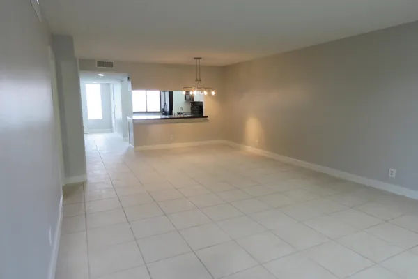 $2,400 | 193 Lakeview Drive, Unit 205, Weston, FL 33326