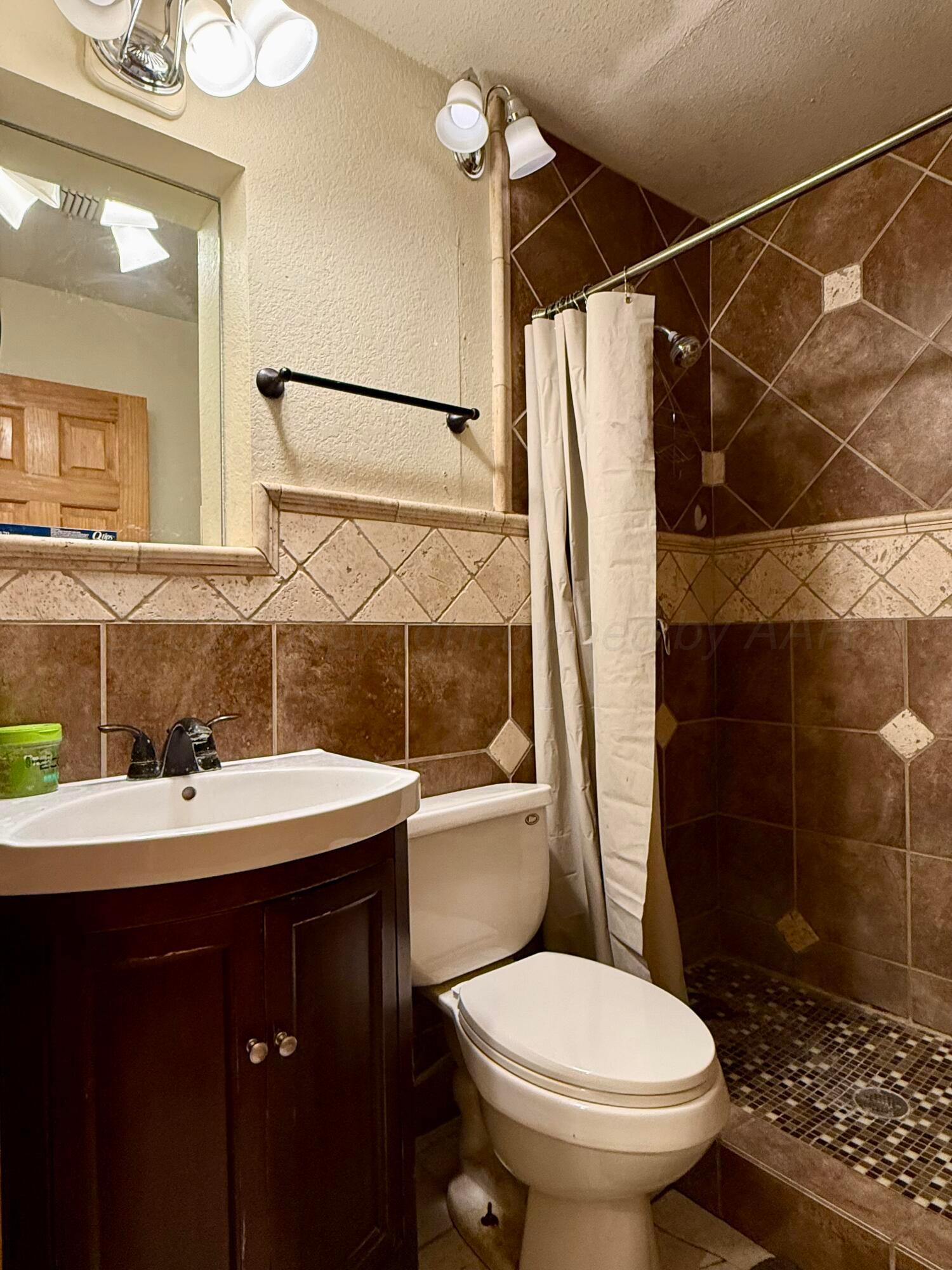 900 Nelson Street Borger, TX 79007 - Photo 15 of 19 Hall bathroom