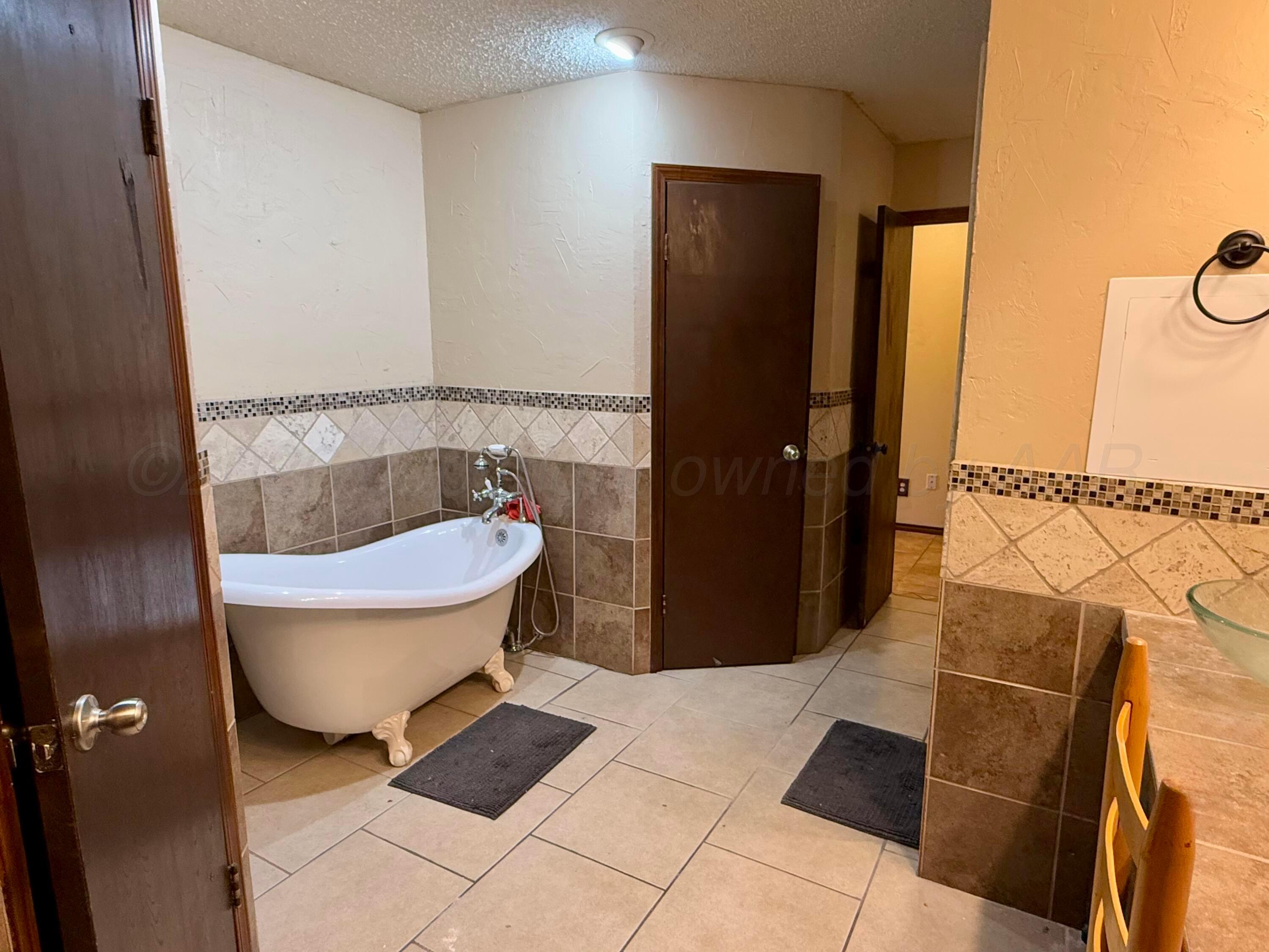 900 Nelson Street Borger, TX 79007 - Photo 19 of 19 Master bath